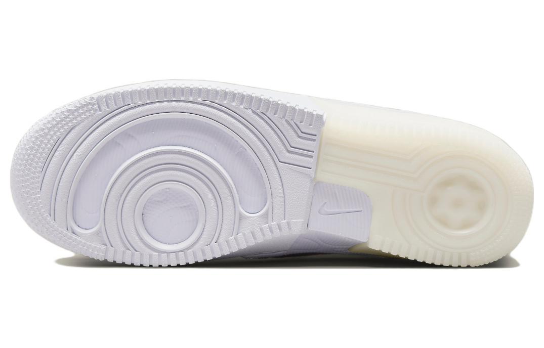 Кеды унисекс Nike Air Force 1 React тройной белый, 42.5 EU