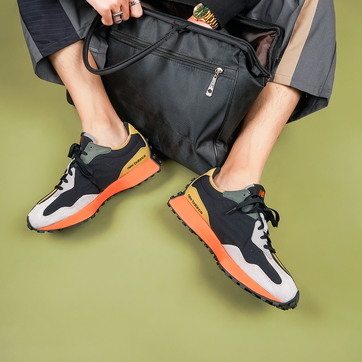 Беговые кроссовки мужские New Balance 327, золотые, 40.5 EU