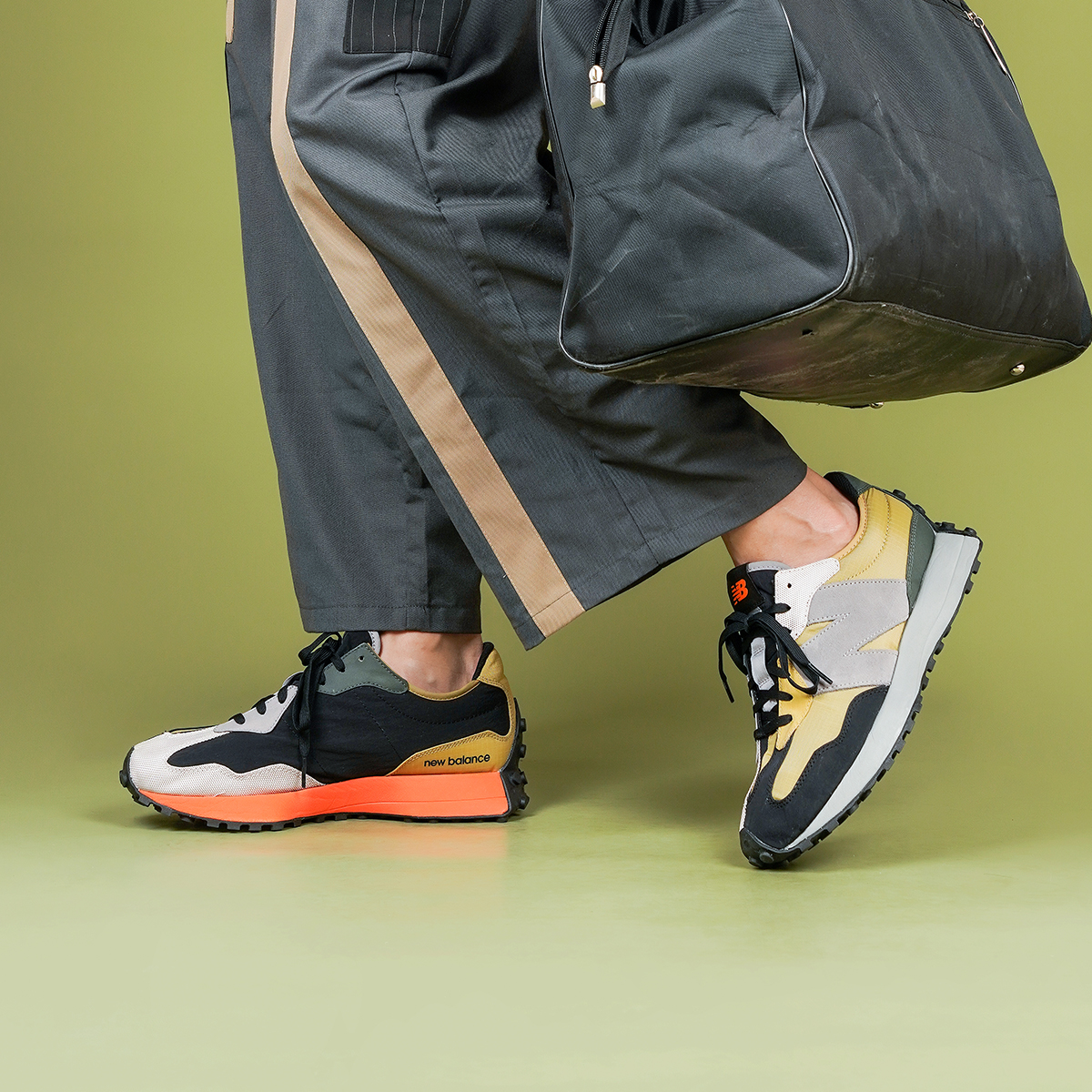 Беговые кроссовки мужские New Balance 327, золотые, 40.5 EU