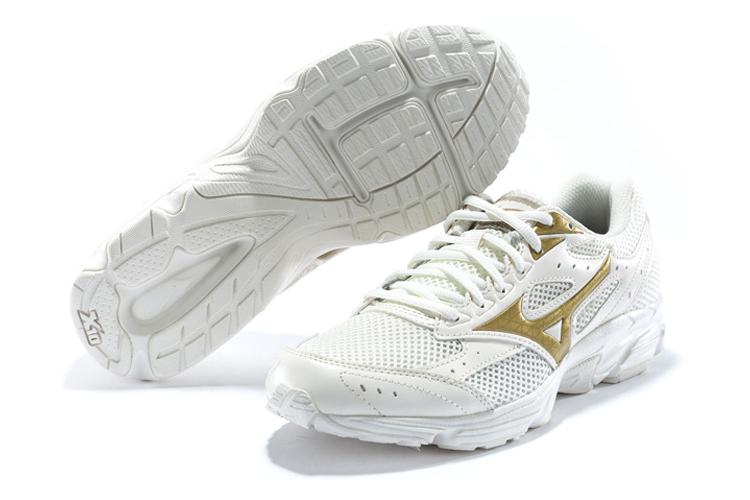 Кроссовки женские Mizuno Spark CN белые/золотые, 37 EU