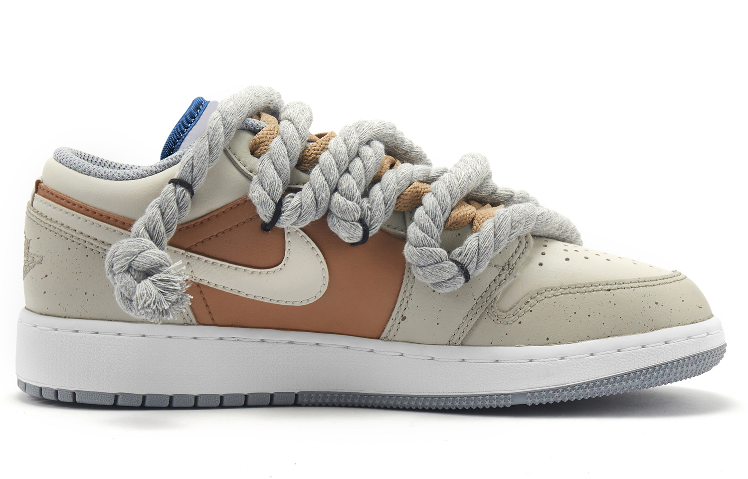 Кроссовки мужские Jordan Air Jordan 1 Mocha Demon серо-коричневые, 43 EU