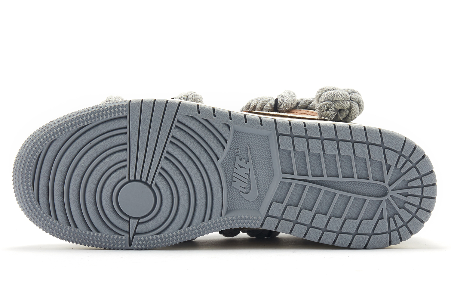 Кроссовки мужские Jordan Air Jordan 1 Mocha Demon серо-коричневые, 43 EU