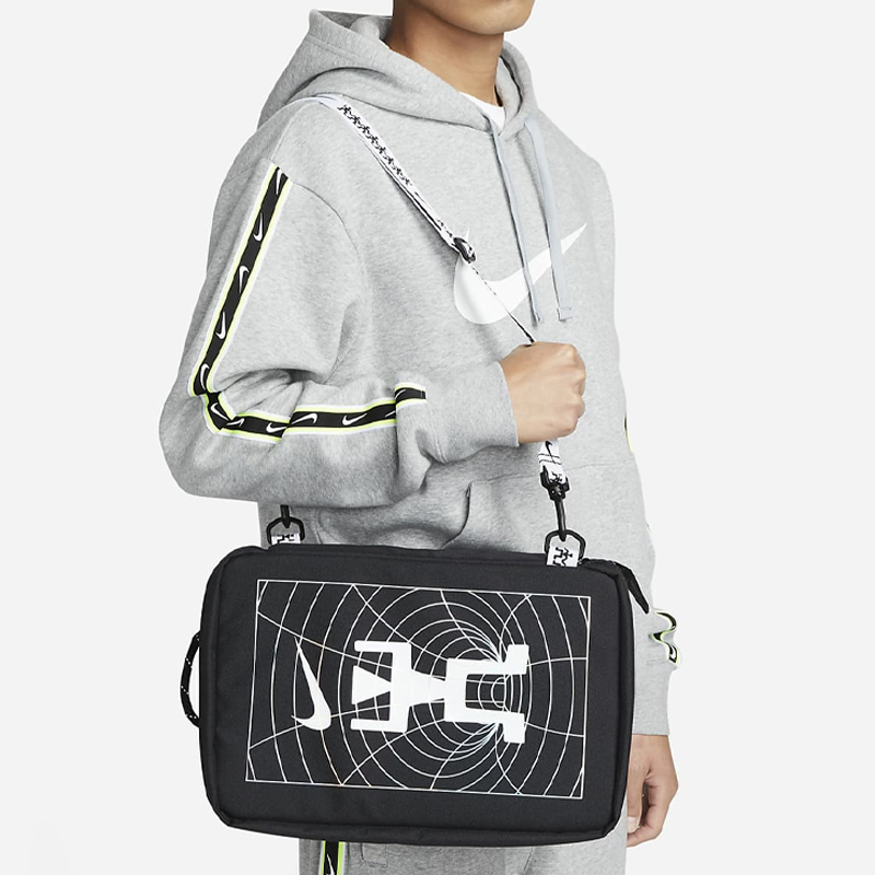 Саквояж унисекс Nike DV6091-010 черно-белая