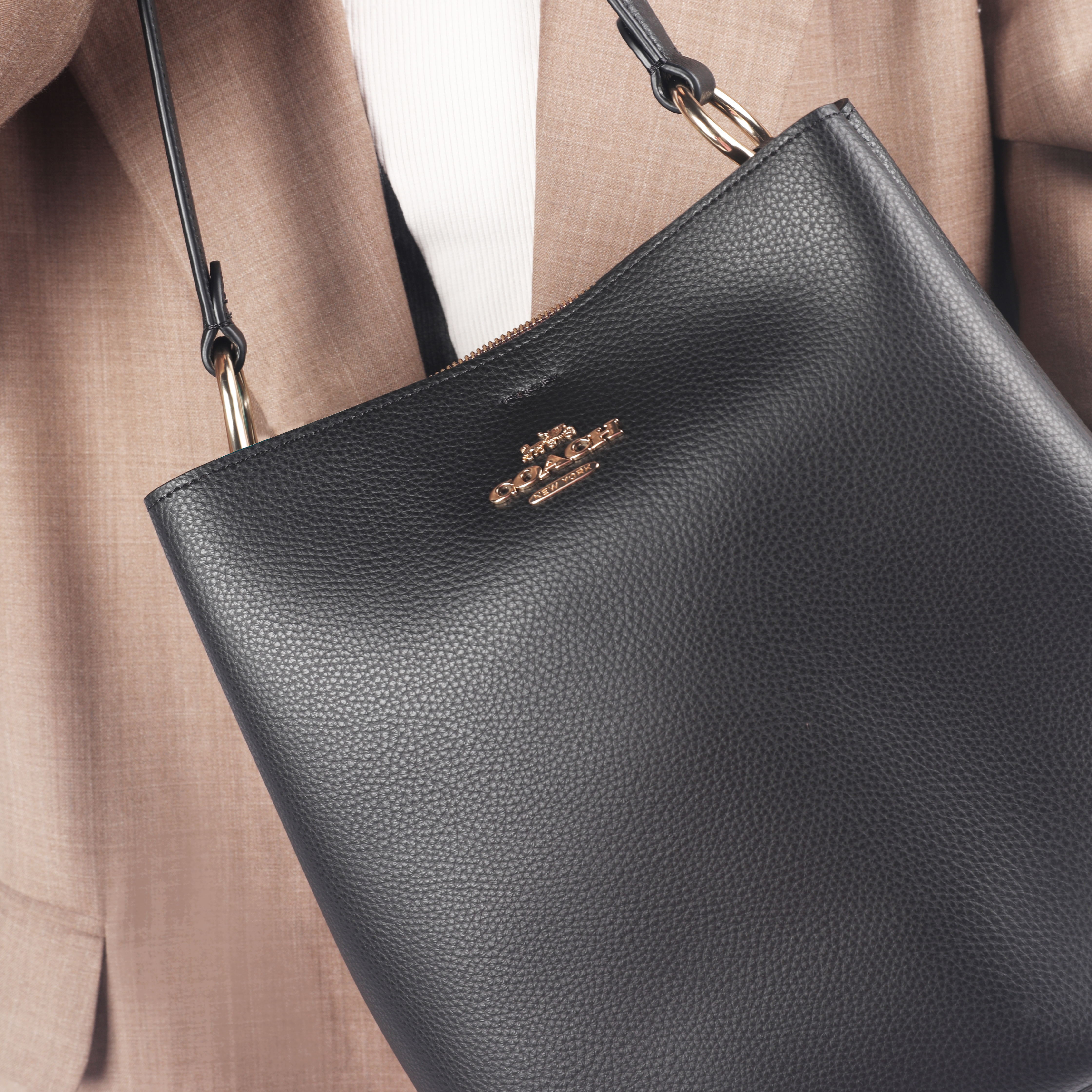 Женская сумка COACH Town Pebbled Leather Bucket Bag черная, Basic Set (Bag+Dust Bag) EU