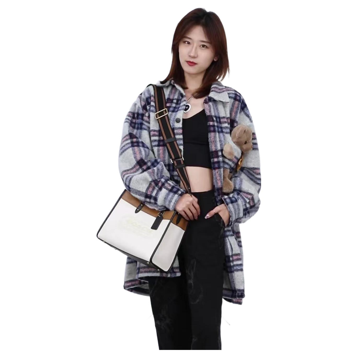 Сумка-тоут женская COACH Field Leather Tote Bag, бежево-черная