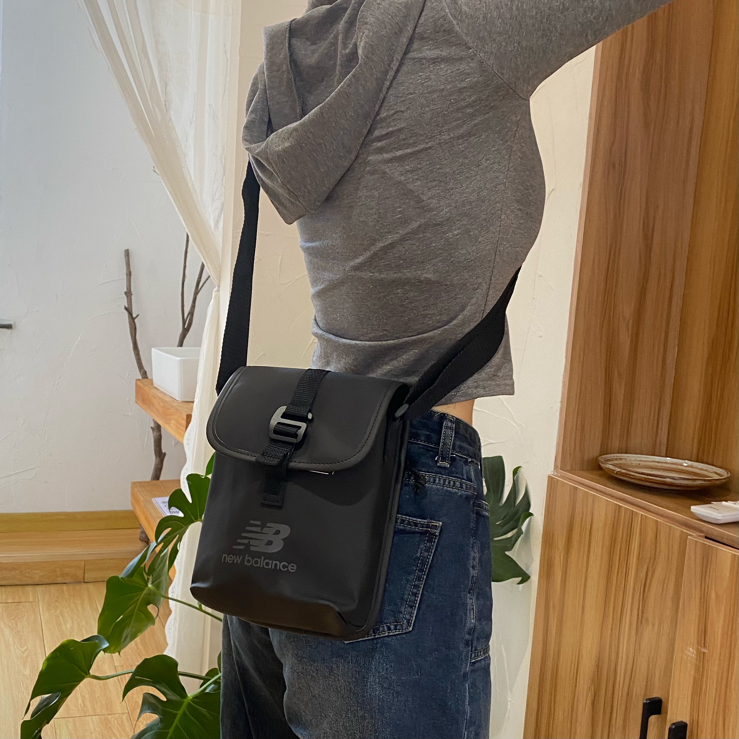 Сумка унисекс New Balance LAB13644 черная