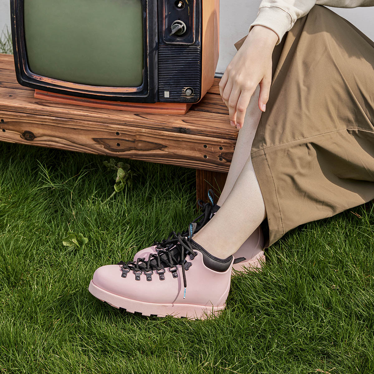 Ботинки женские Native Shoes Fitzsimmons Short Martin Boot серо-розовые, 40 EU