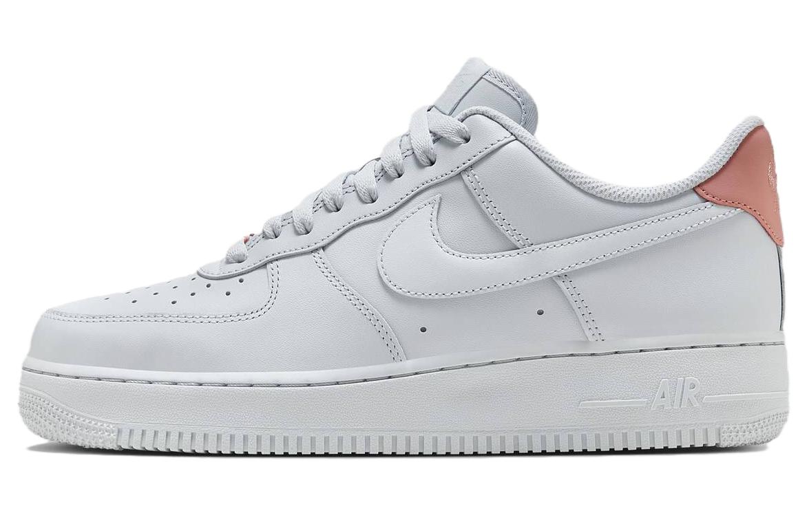 Кроссовки унисекс Nike Air Force 1 Platinum Stardust Red белые, розовые, 38.5 EU