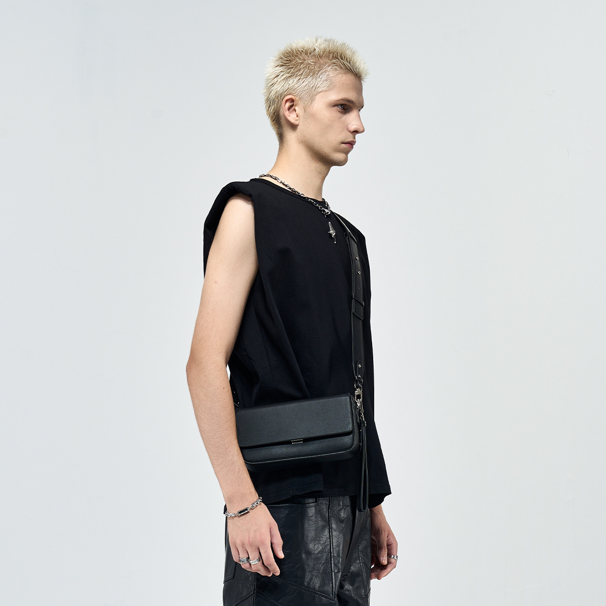 Кроссбоди-сумка унисекс Yawei Kuroda Trumpets черная