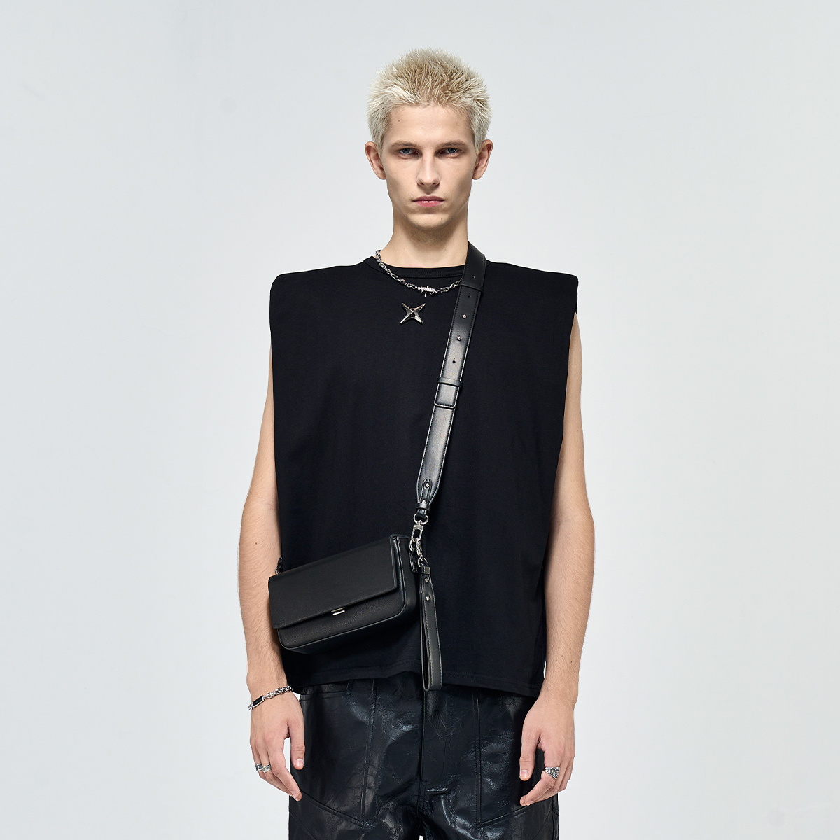 Кроссбоди-сумка унисекс Yawei Kuroda Trumpets черная