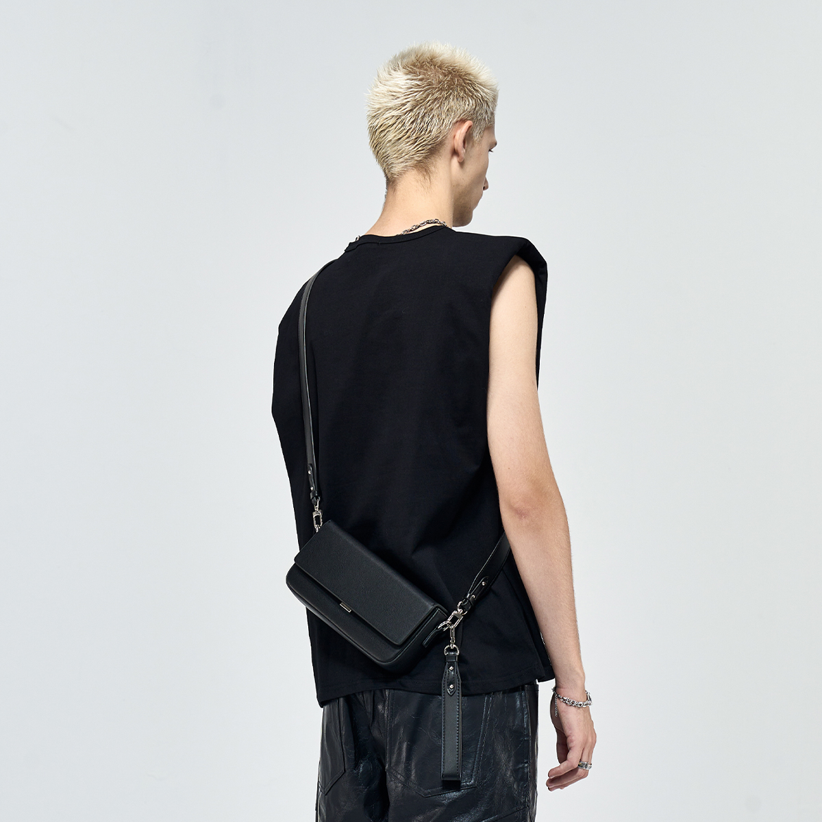 Кроссбоди-сумка унисекс Yawei Kuroda Trumpets черная