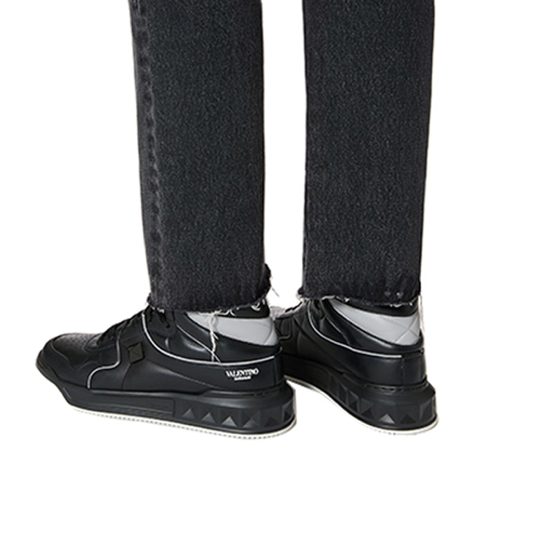 Кроссовки мужские Valentino Garavani One Stud Mid Top черные-белые