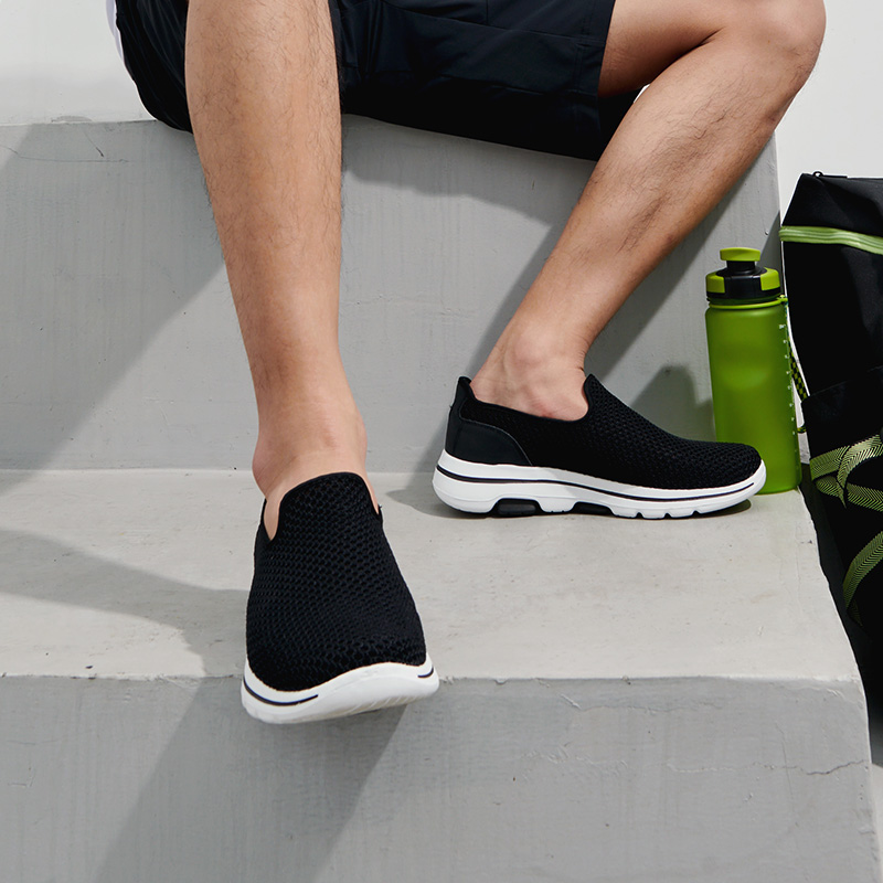 Кроссовки мужские Skechers Go Walk 5 Slip On черные, 39.5 EU