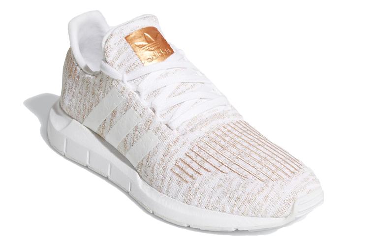 Кроссовки женские Adidas Swift Run белые, 38 EU