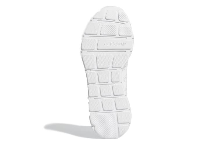 Кроссовки женские Adidas Swift Run белые, 38 EU