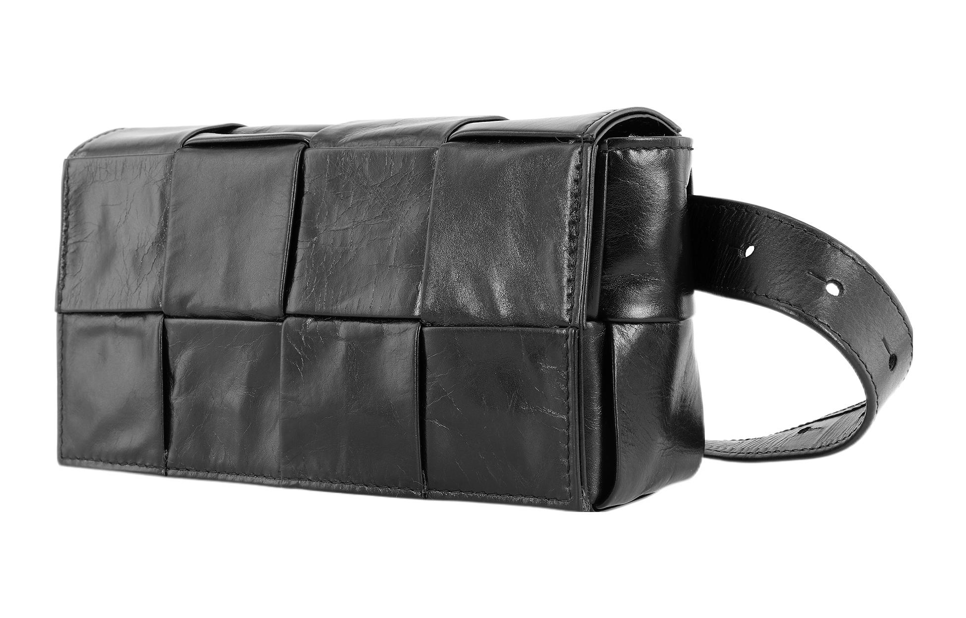 Поясная сумка мужская Bottega Veneta Cassette Belt Bag Mini черная