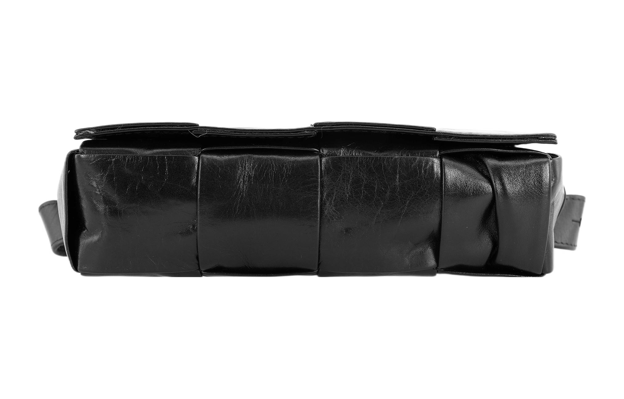 Поясная сумка мужская Bottega Veneta Cassette Belt Bag Mini черная