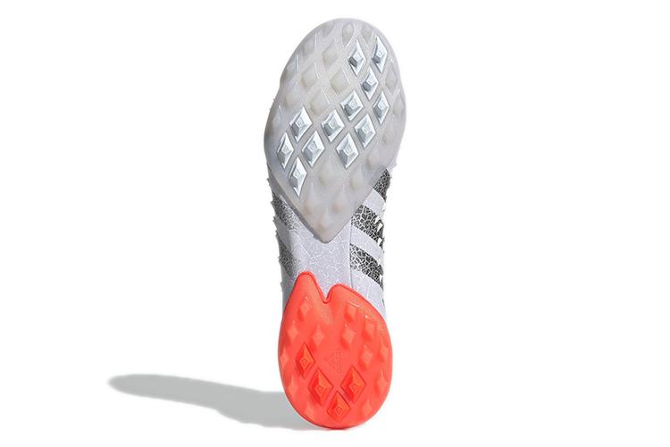 Футбольные бутсы мужские adidas Predator Freak+ TF Demonskin белые, 41 1/3 EU