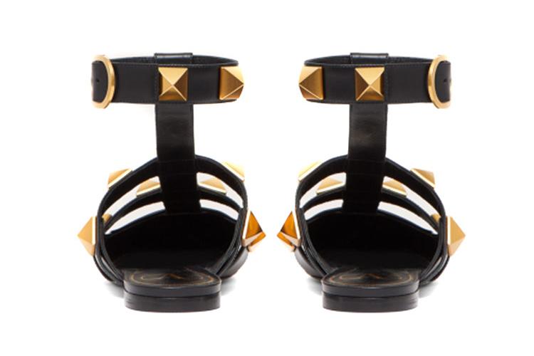 Сандалии женские Valentino Garavani Roman Stud черные-золотые, 36 EU