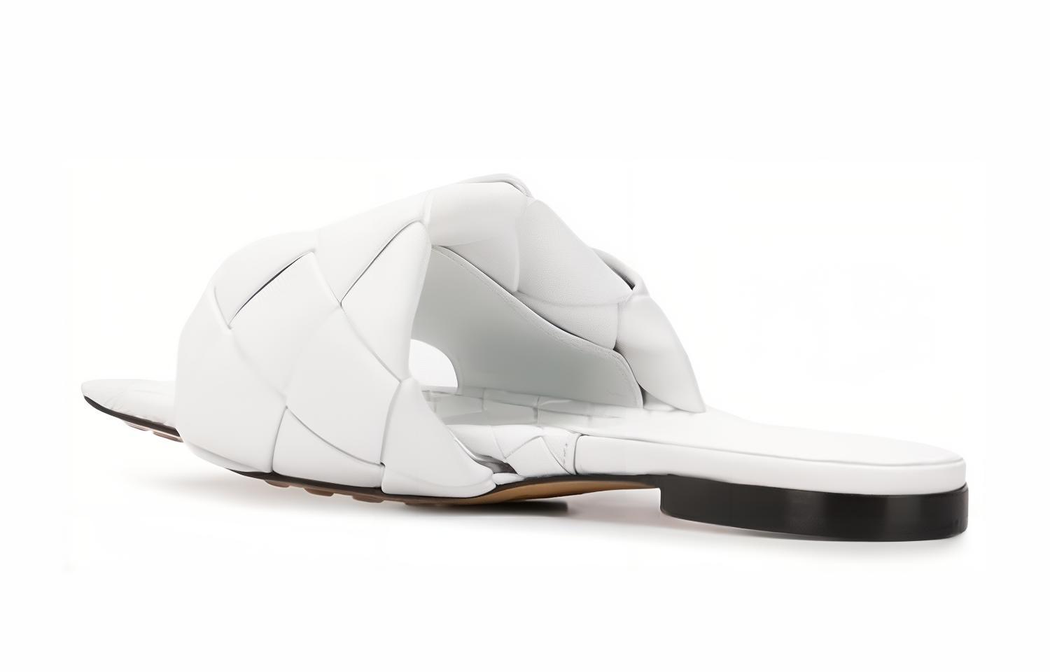 Шлепанцы женские Bottega Veneta Lido белые, 35 EU