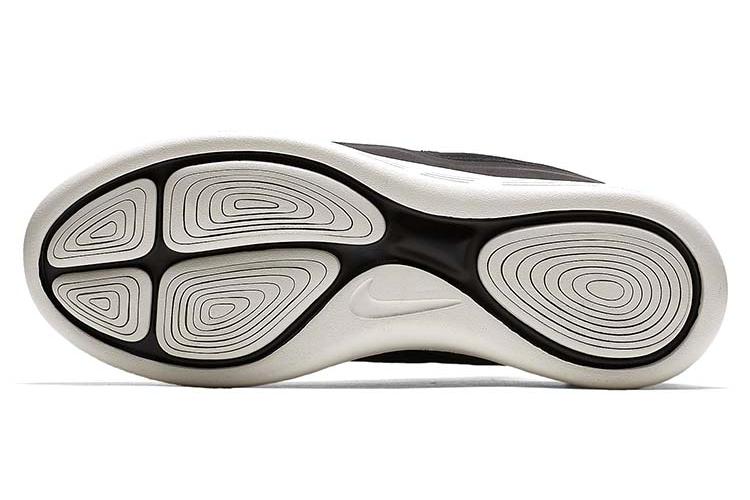 Кроссовки мужские Nike LunarCharge Essential черные-белые, 42 EU