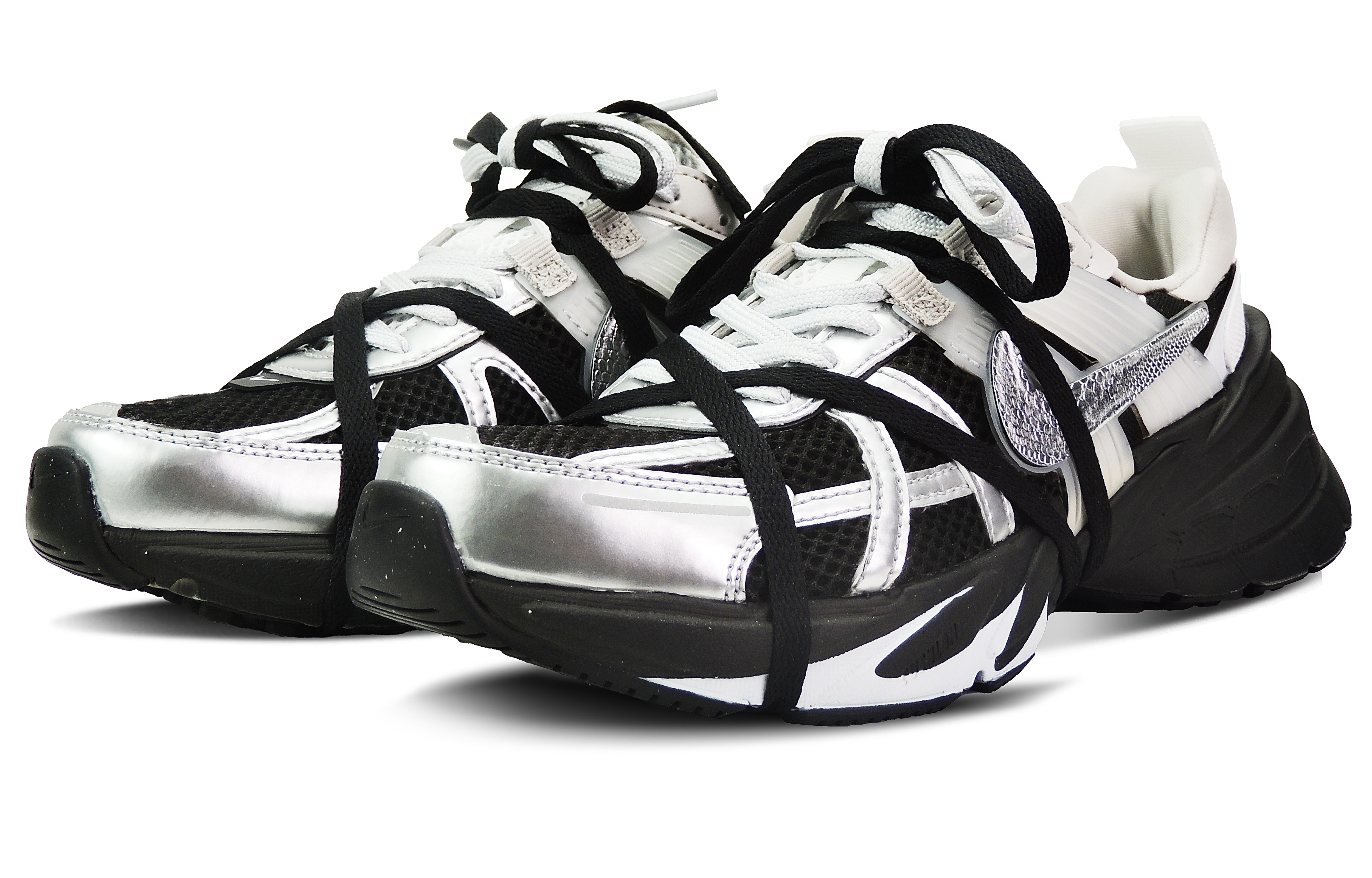 Кроссовки женские Nike V2K Run Low-Top черно-серебристые, 38 EU