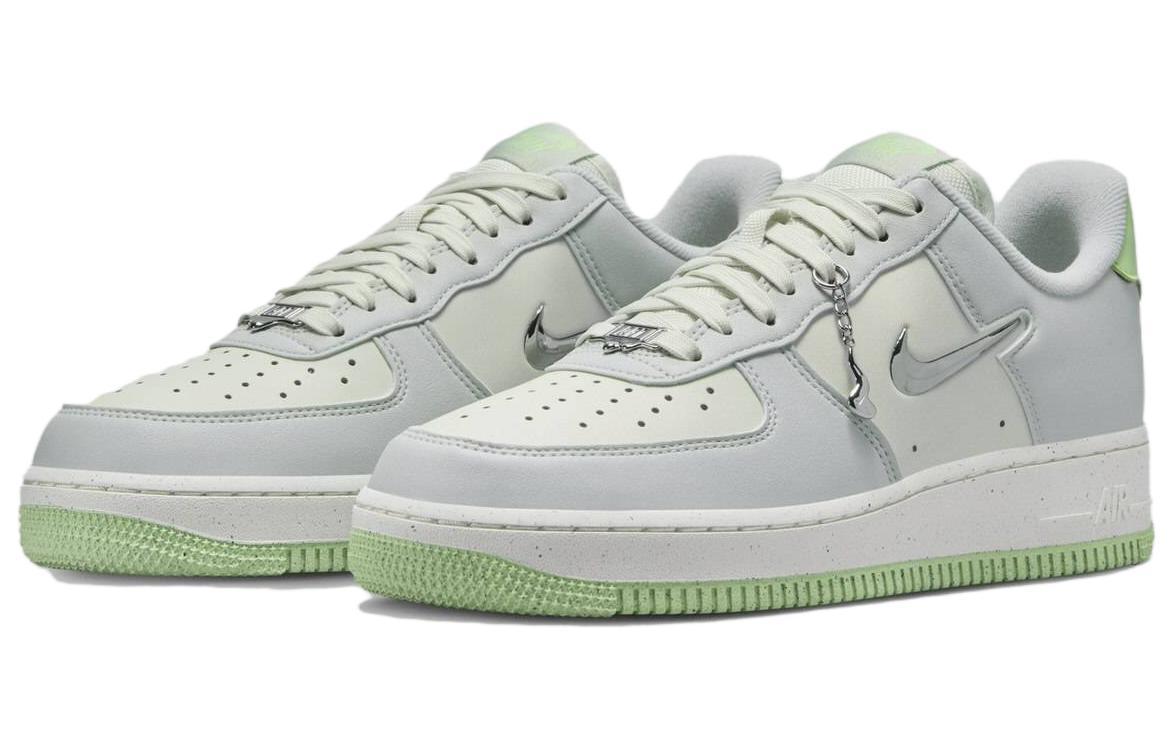 Кроссовки женские Nike Air Force 1 Low '07 Se Next Nature белые, серые, зеленые, 40 EU
