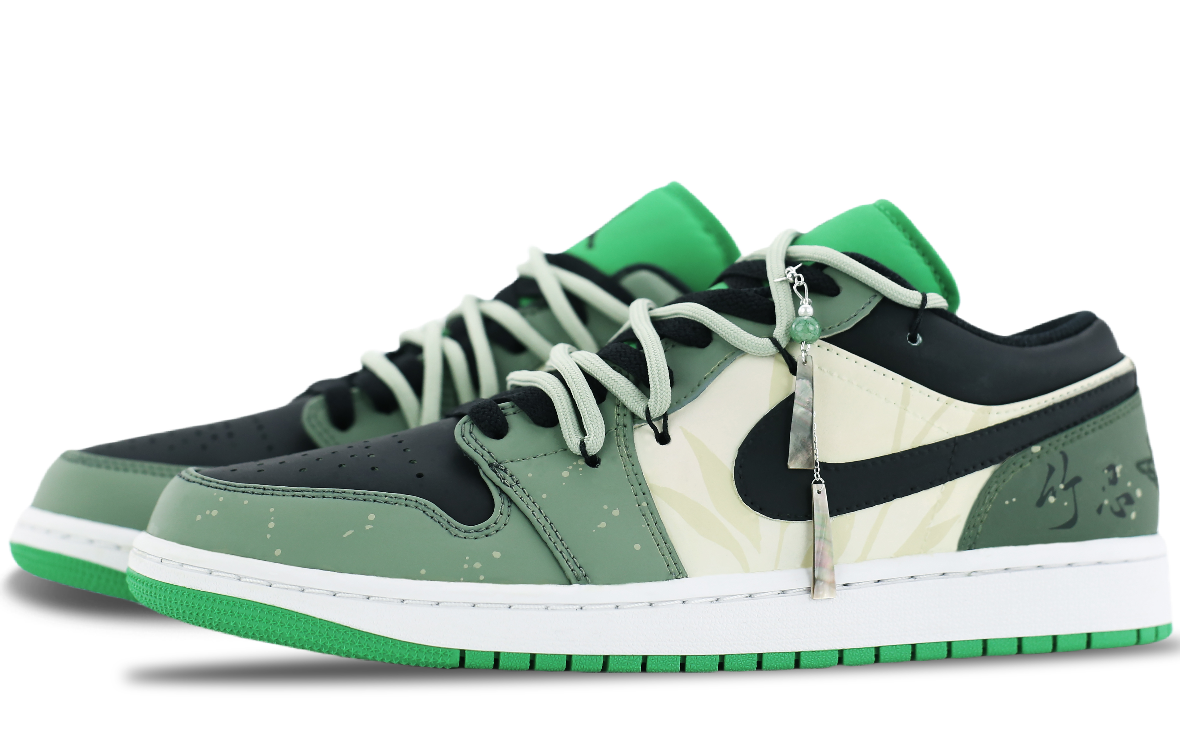 Кроссовки унисекс Jordan Air Jordan 1 Low черно-зелёные, 41 EU