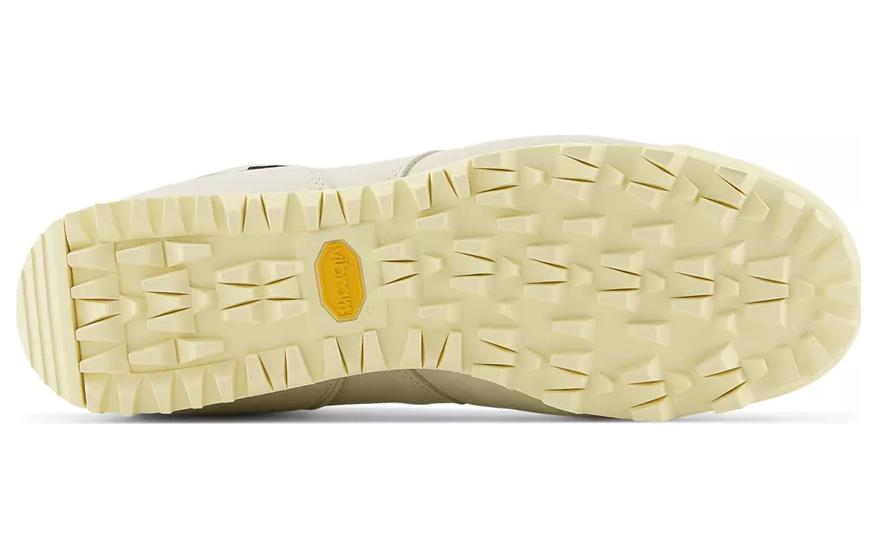 Треккинговые ботинки унисекс New Balance Rainier Gore Tex off white, 40 EU