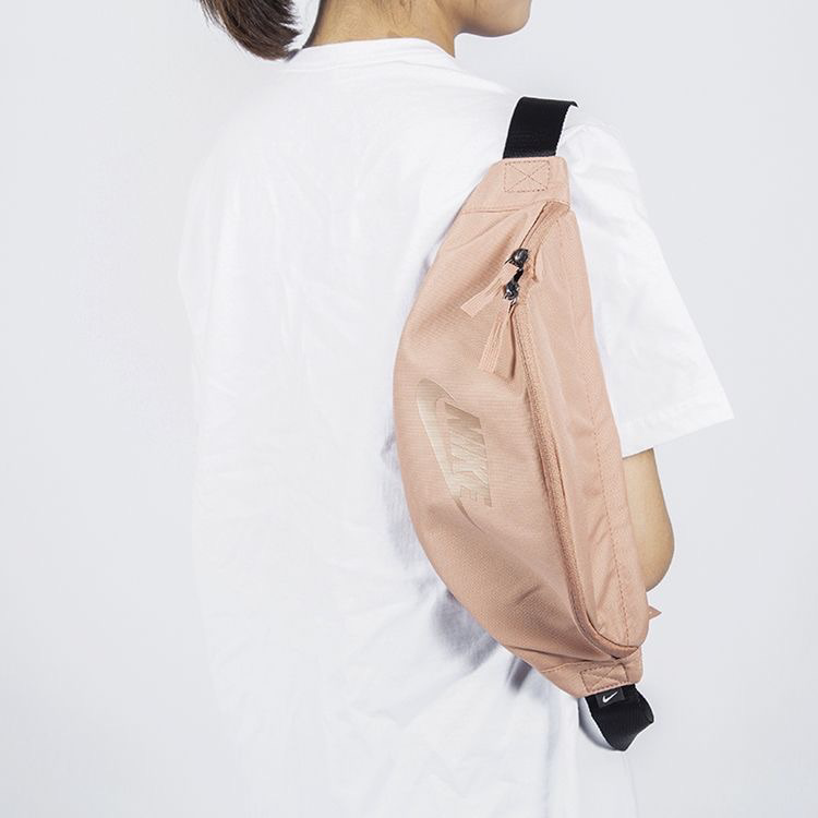 Сумка унисекс Nike CK0981-605 нюдово-розовая