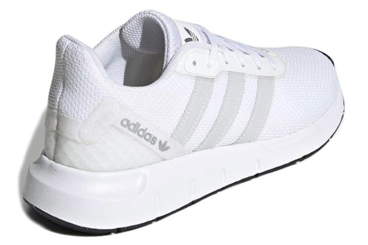 Кроссовки женские Adidas Swift Run RF белые, 36 EU