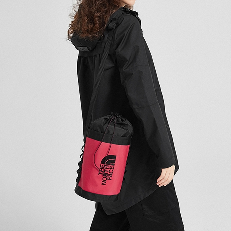 Сумка-слинг женская THE NORTH FACE 8L малиново-красная