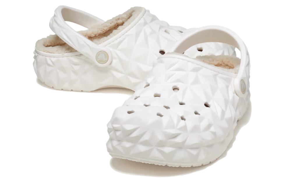 Шлепанцы унисекс Crocs Classic Lined Geometric белые, 36-37 EU