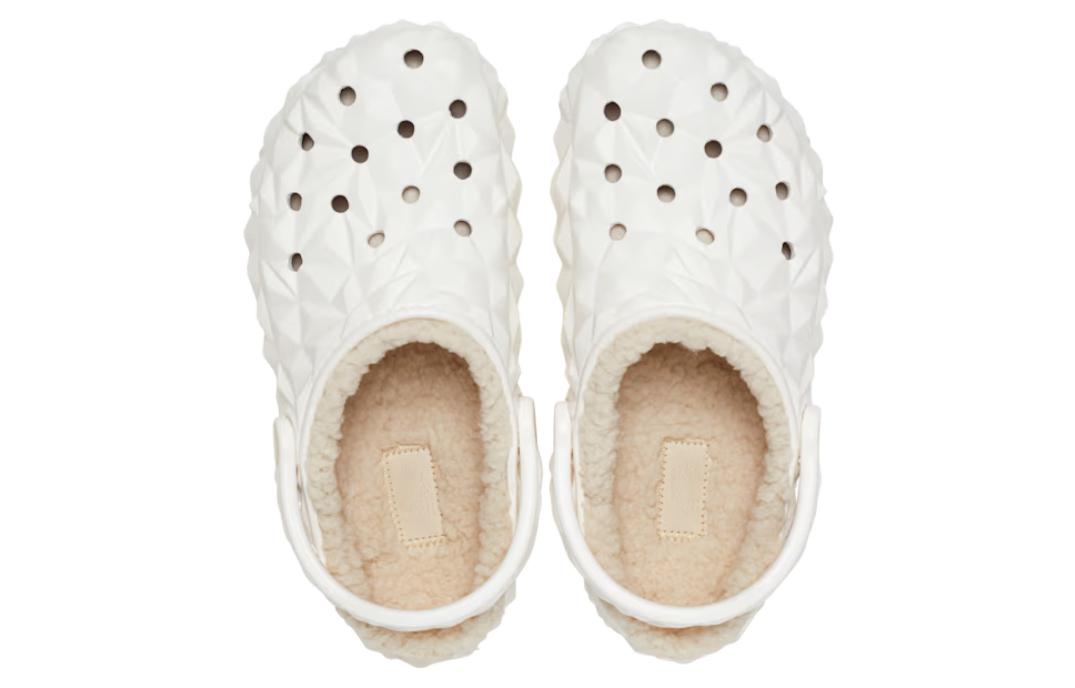 Шлепанцы унисекс Crocs Classic Lined Geometric белые, 36-37 EU