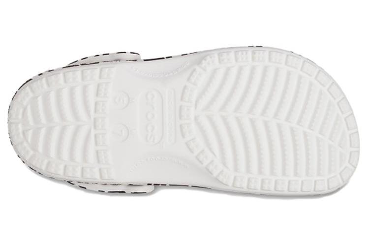 Шлепанцы унисекс Crocs Classic Warped Logo Clogs белые, черные, 43-44 EU