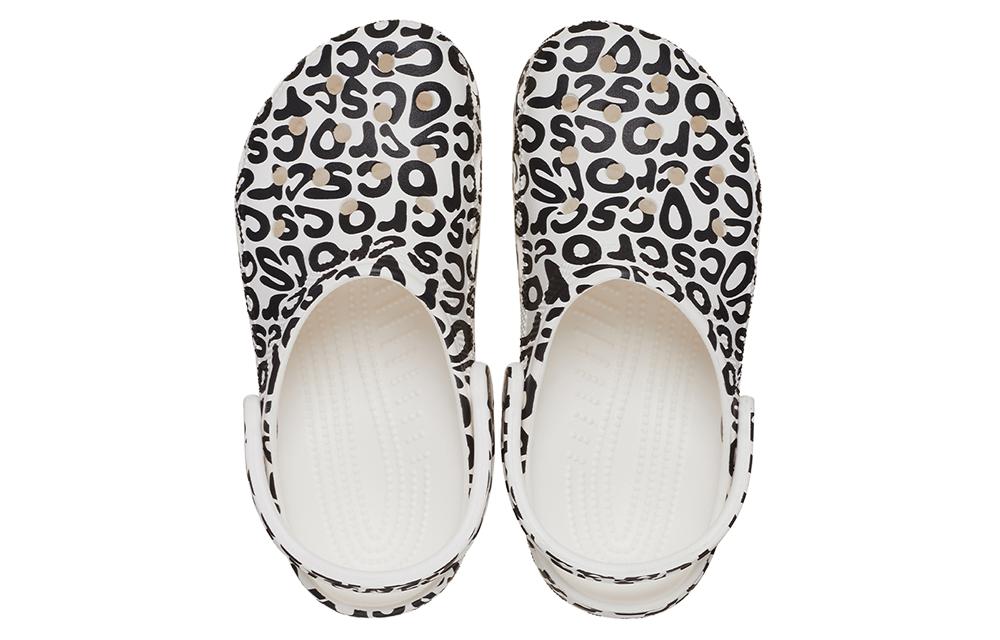 Шлепанцы унисекс Crocs Classic Warped Logo Clogs белые, черные, 43-44 EU