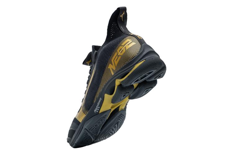 Кроссовки мужские Mizuno Wave Lightning Neo 2 золотые, 46.5 EU