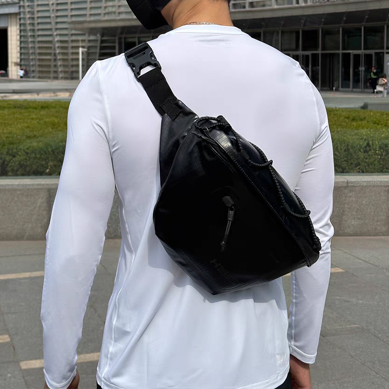 Сумка унисекс Under Armour 1376463-002 черная и темно-серая