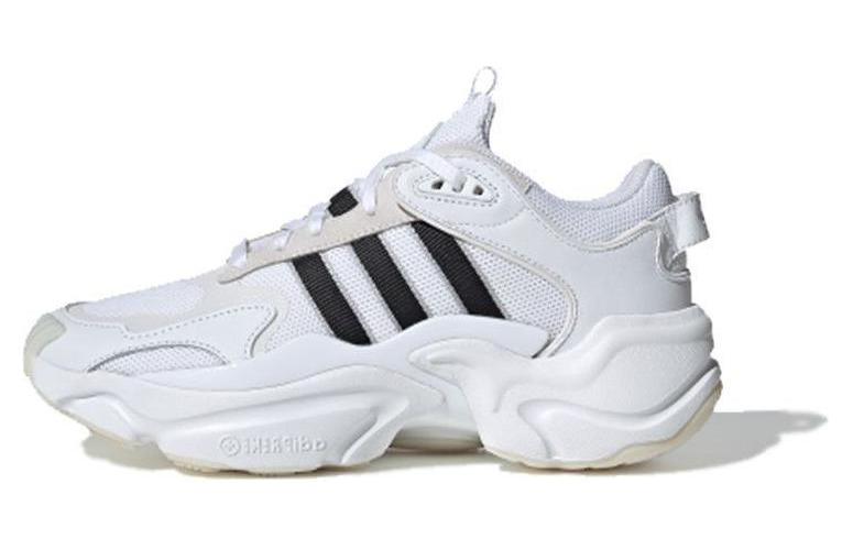 Кроссовки женские Adidas Magmur белые и черные, 38 2/3 EU