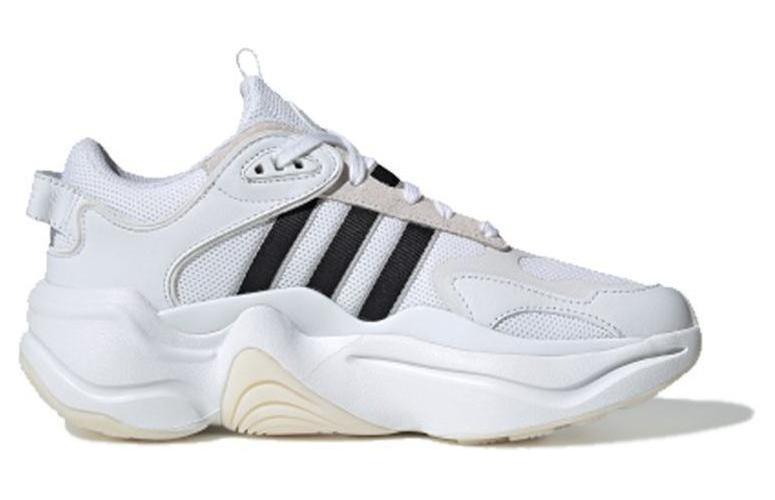 Кроссовки женские Adidas Magmur белые и черные, 38 2/3 EU