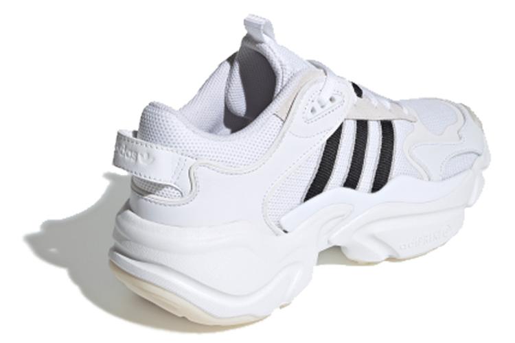 Кроссовки женские Adidas Magmur белые и черные, 38 2/3 EU