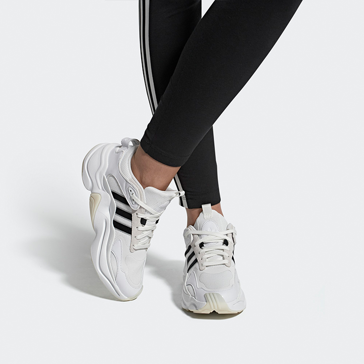Кроссовки женские Adidas Magmur белые и черные, 38 2/3 EU