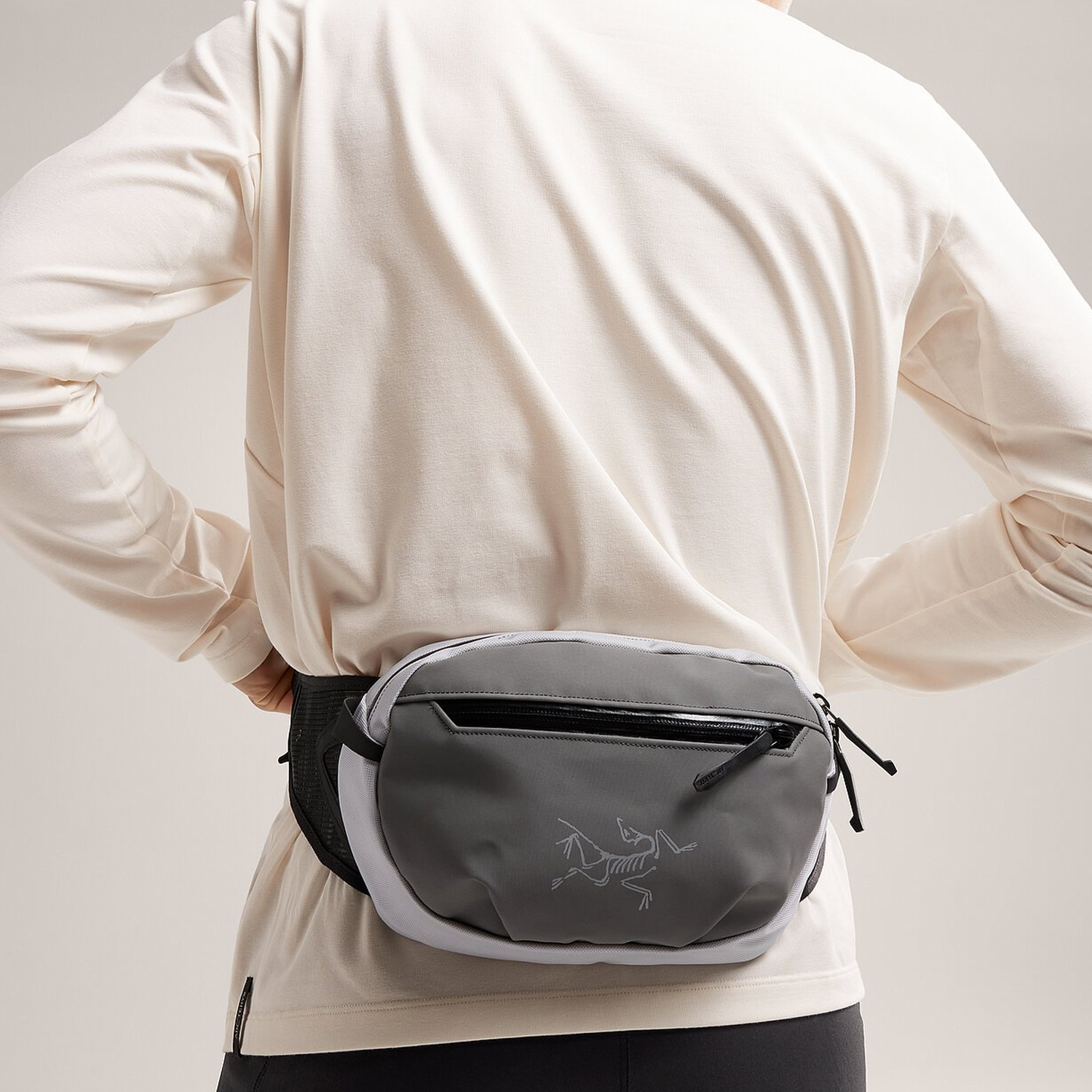 Сумка унисекс Arcteryx X000008017-Atmos серо-белая