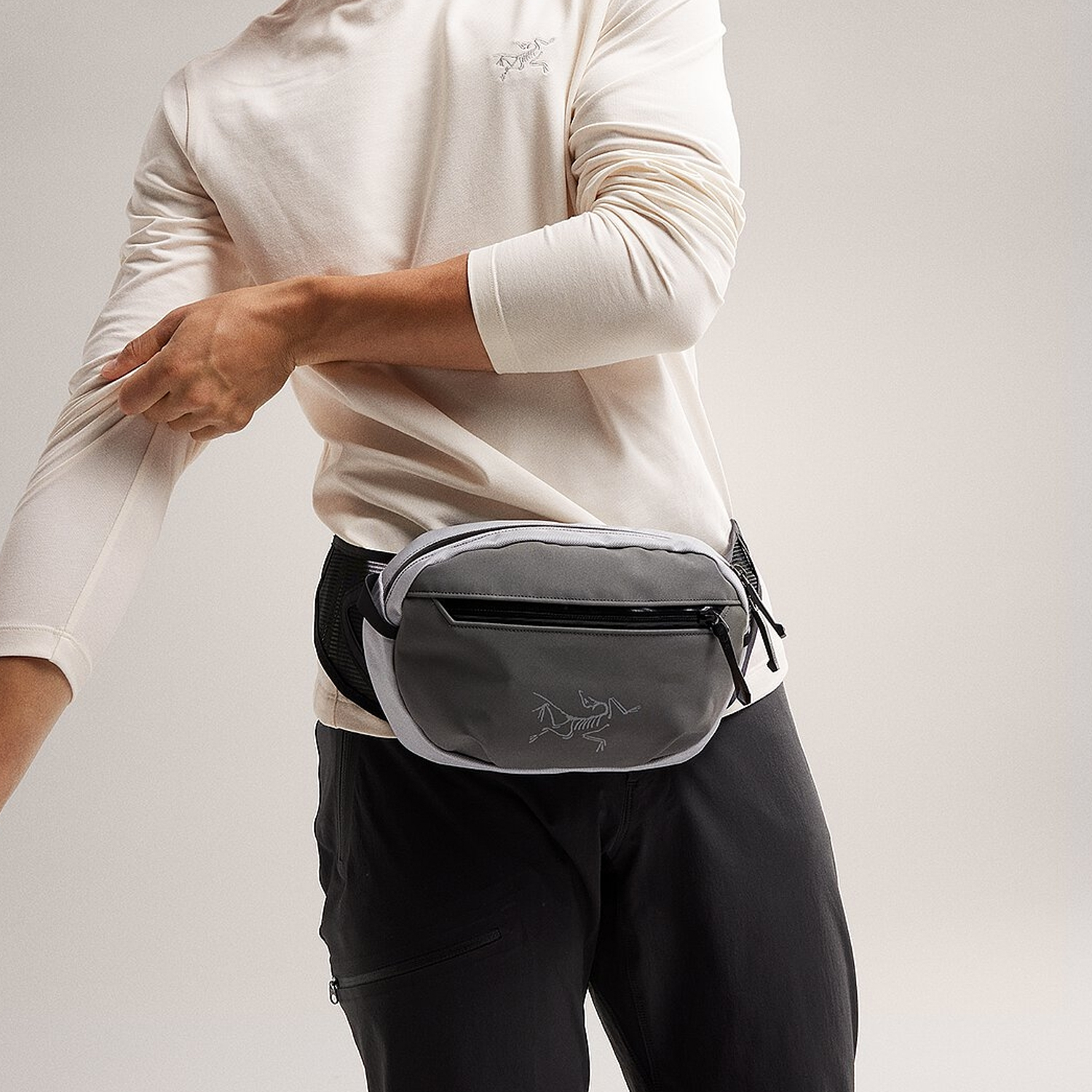 Сумка унисекс Arcteryx X000008017-Atmos серо-белая