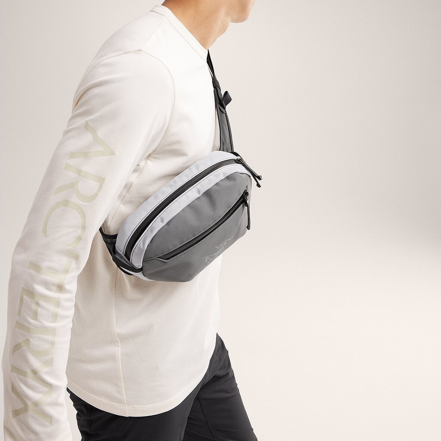 Сумка унисекс Arcteryx X000008017-Atmos серо-белая