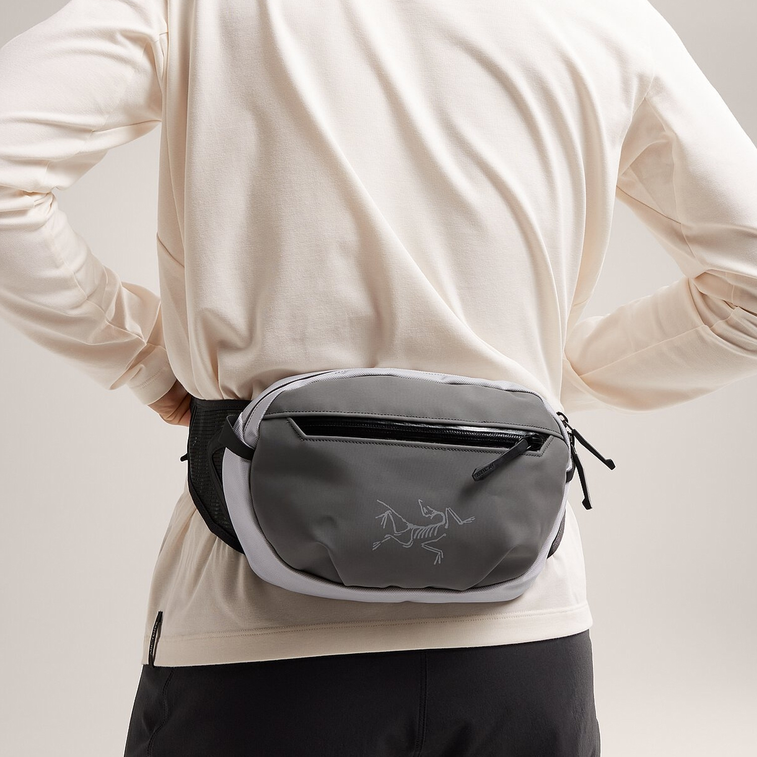 Сумка унисекс Arcteryx X000008017-Atmos серо-белая