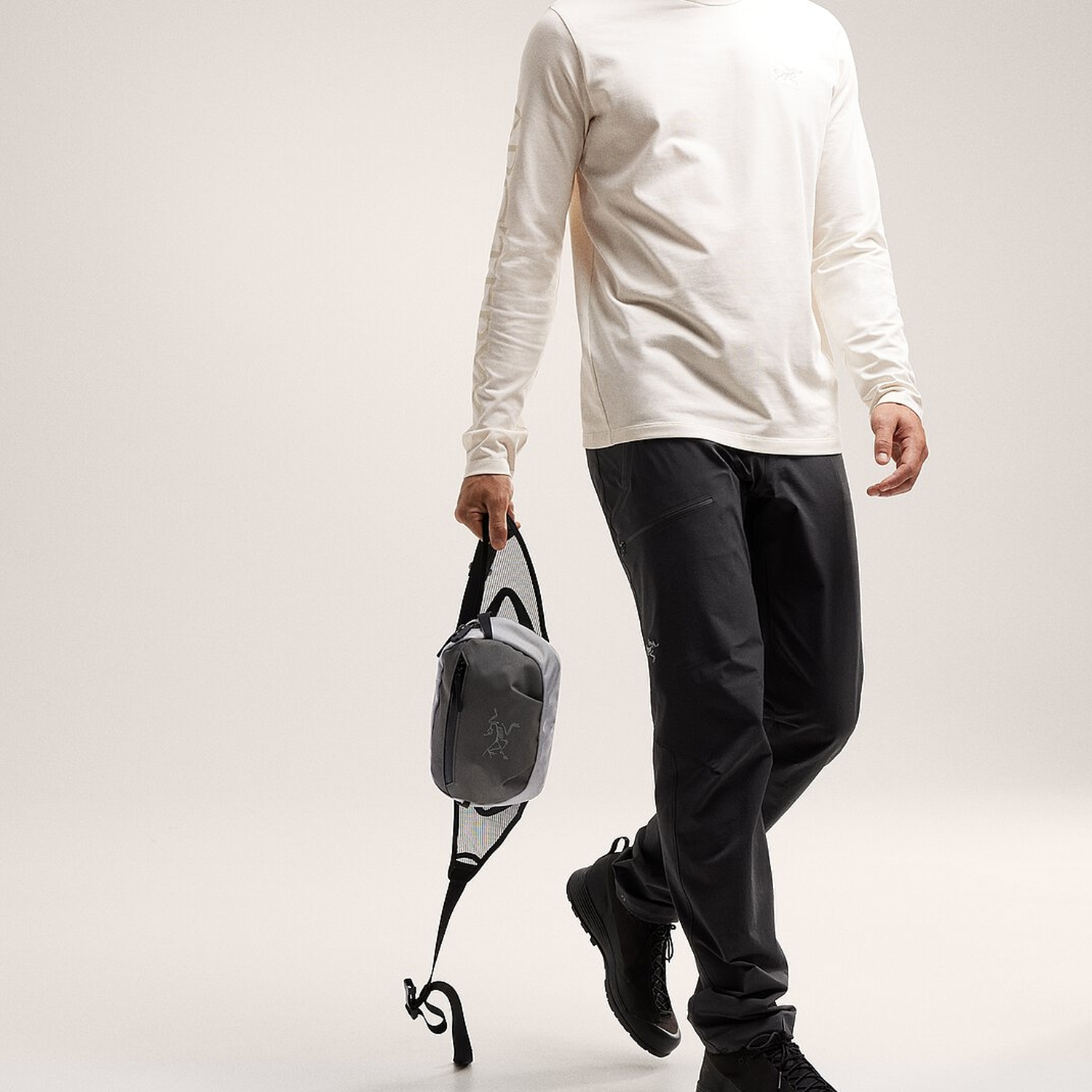 Сумка унисекс Arcteryx X000008017-Atmos серо-белая