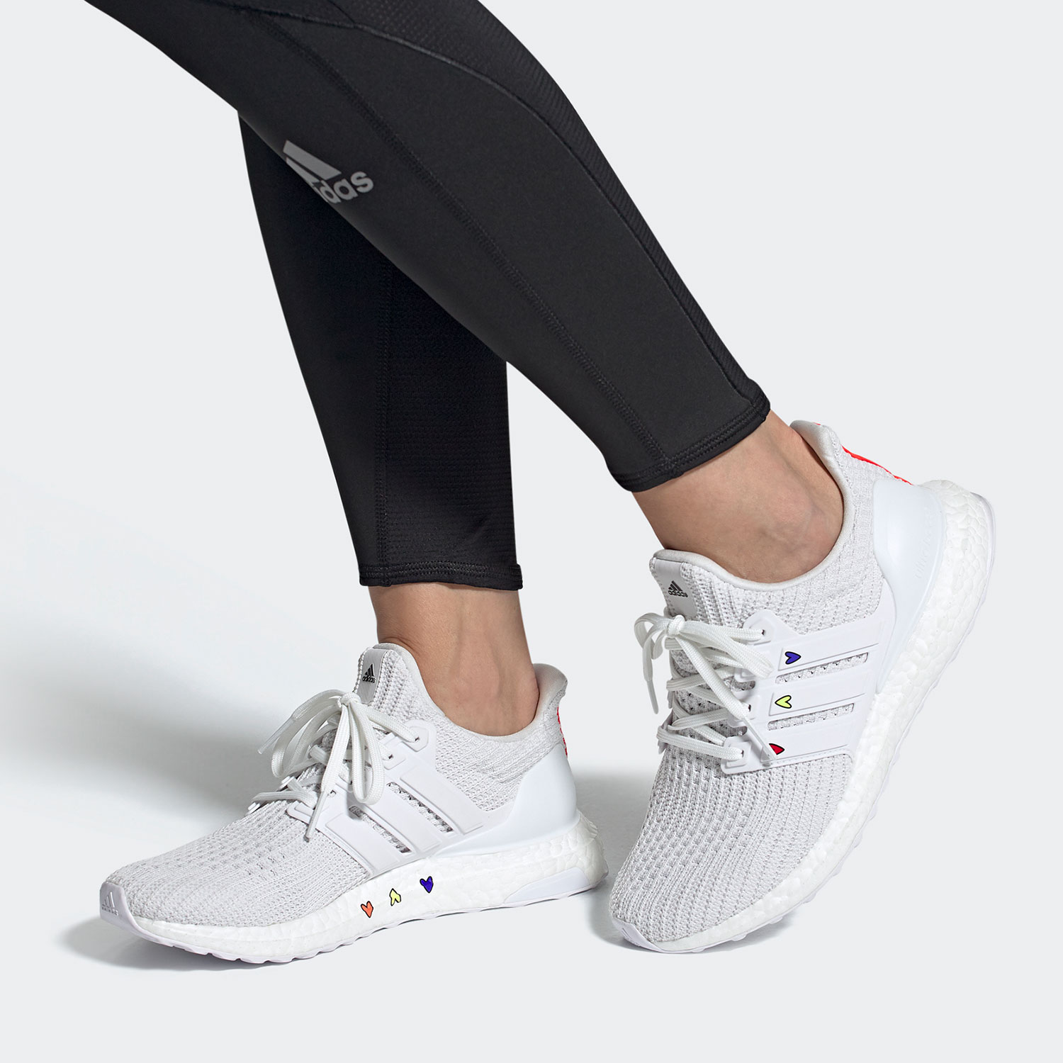 Кроссовки женские Adidas Ultra Boost 4.0 DNA Hearts Pack белые, 38 EU