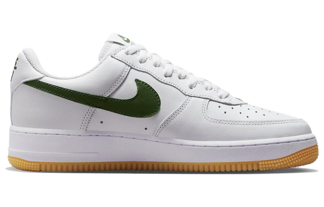 Спортивные кроссовки унисекс Nike Air Force 1 Low Retro QS белые, 37.5 EU