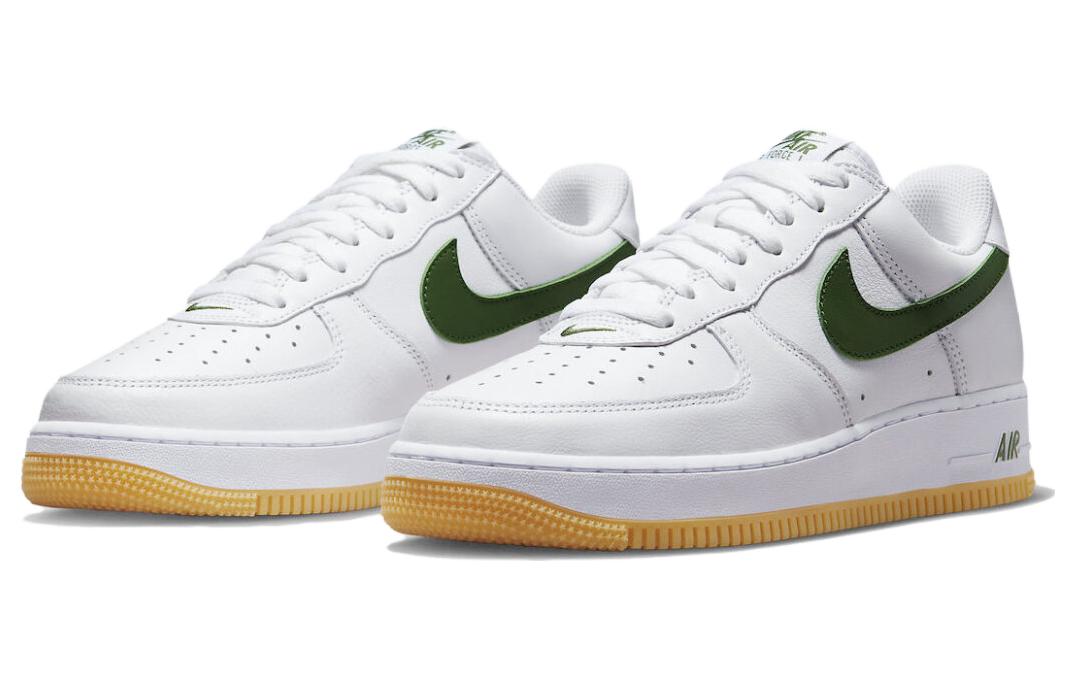 Спортивные кроссовки унисекс Nike Air Force 1 Low Retro QS белые, 37.5 EU